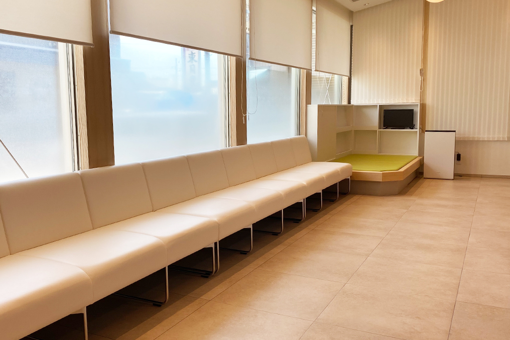 <strong>待合室</strong><p>明るく清潔感のある空間づくりを心がけており、くつろいでお過ごしいただけます。</p> 越前市・医療法人 秀友会 山本歯科医院