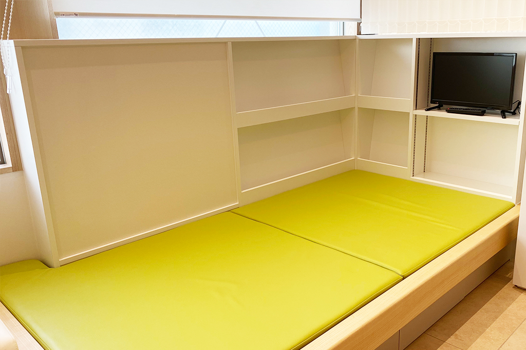 <strong>キッズスペース</strong><p>お子さま連れの方も通いやすいよう、キッズスペースを設置しました。退屈しがちなお子さまも、待ち時間を楽しくお過ごしいただけます。</p> 越前市・医療法人 秀友会 山本歯科医院