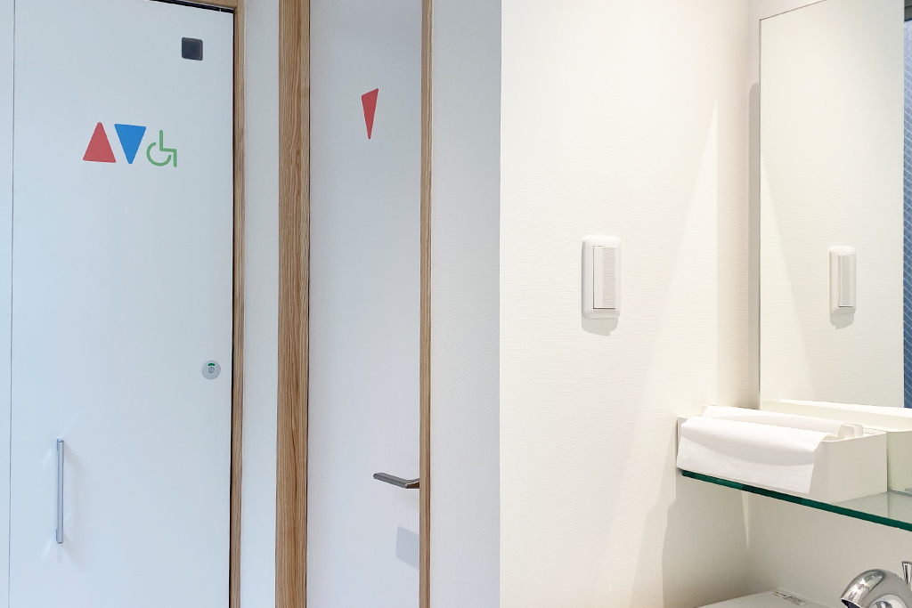 <strong>化粧室</strong><p>診察前の歯磨きや診療後のお化粧直しなど、気軽にご利用ください。女性専用のお手洗いや、おむつ交換台もご用意しております。</p> 越前市・医療法人 秀友会 山本歯科医院