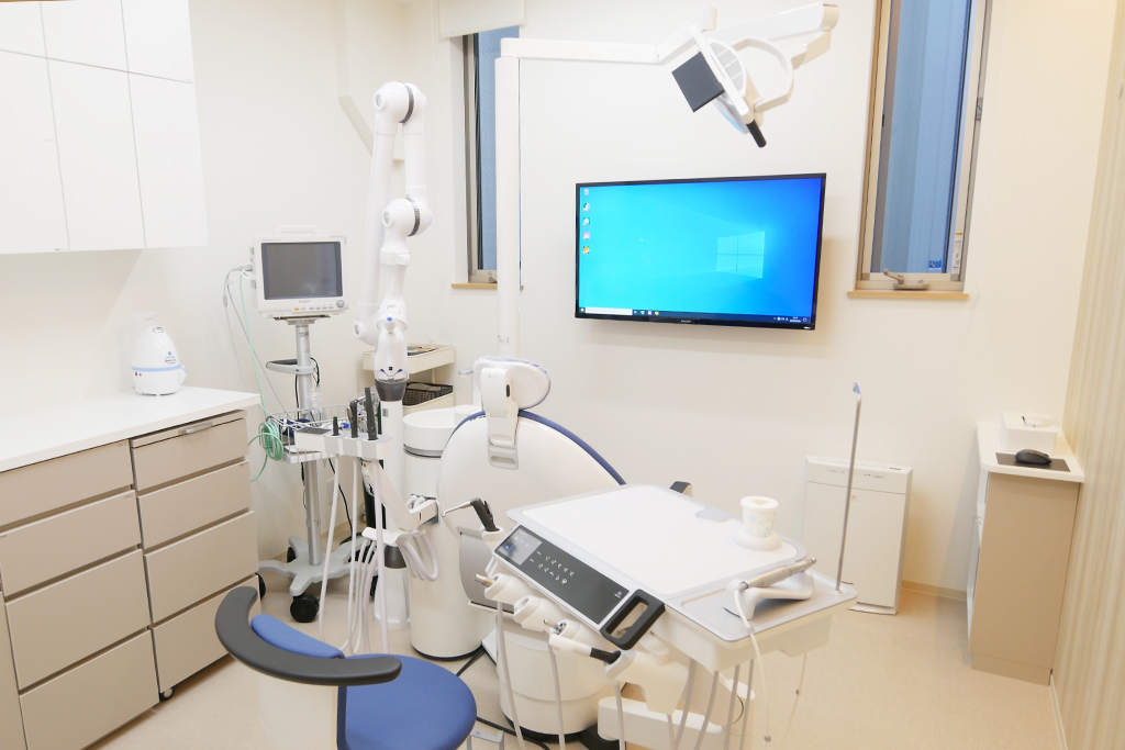<strong>特別診療室</strong><p>長時間の治療や手術の際は、完全個室の診療室にご案内しております。ゆったりとした空間でくつろぎながら治療を受けていただくことができます。</p> 越前市・医療法人 秀友会 山本歯科医院