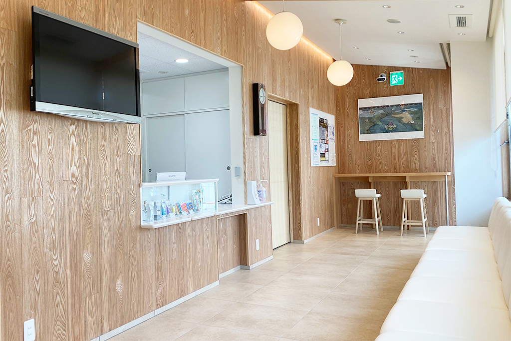 <strong>待合室</strong><p>明るく清潔感のある空間づくりを心がけており、くつろいでお過ごしいただけます。</p> 越前市・医療法人 秀友会 山本歯科医院