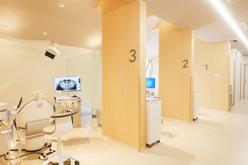 <strong>診療室</strong><p>診療室は半個室と完全個室をそれぞれ用意しています。まわりの患者さまを気にすることなく治療を受けていただけます。</p> 越前市・医療法人 秀友会 山本歯科医院